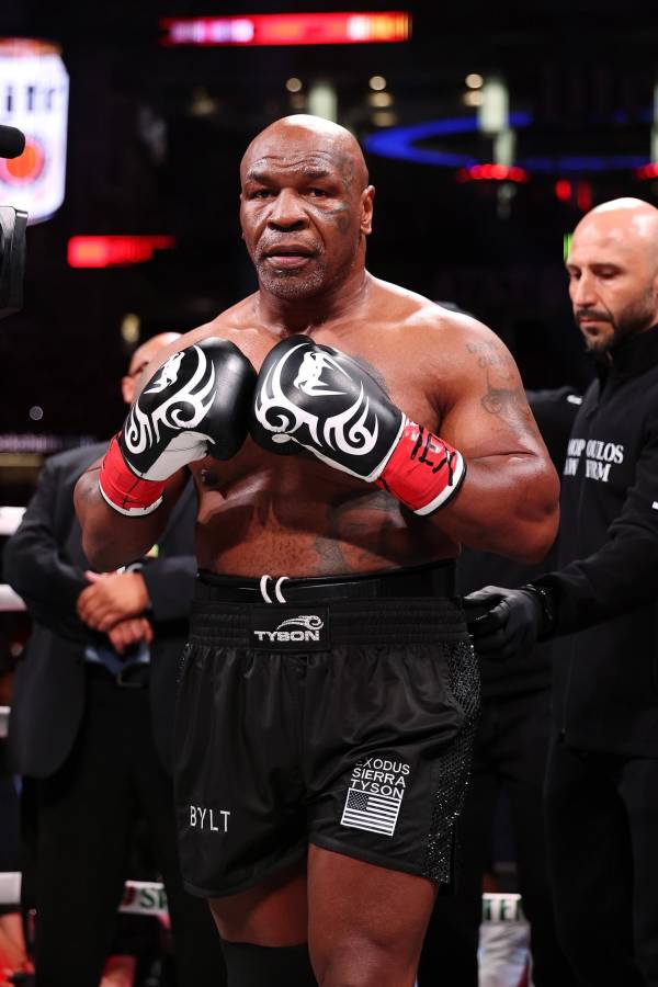 Así fue el triste regreso de Mike Tyson al boxeo: molido a golpes por Jake Paul y el gesto de su rival antes de terminar la pelea