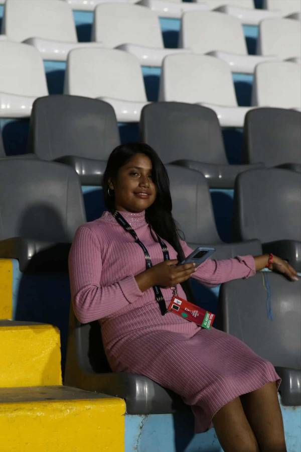 ¡Bellezas en el Nacional! Aficionada tica roba miradas y catrachas lucen espléndidas en el Motagua vs Alajuelense