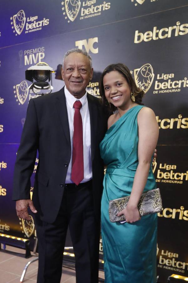 La gala de Liga Nacional en fotos: ¿Con quién llegó Troglio? la belleza en la pasarela azul y los jugadores de Olimpia dejan ver a sus parejas