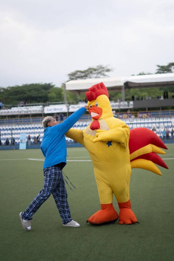 La pelea de Supremo, Joao deslumbra con baile sexy y el flow de tiktoker previo al Honduras-Nicaragua en Managua