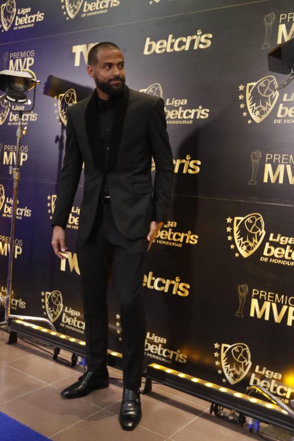 La gala de Liga Nacional en fotos: ¿Con quién llegó Troglio? la belleza en la pasarela azul y los jugadores de Olimpia dejan ver a sus parejas