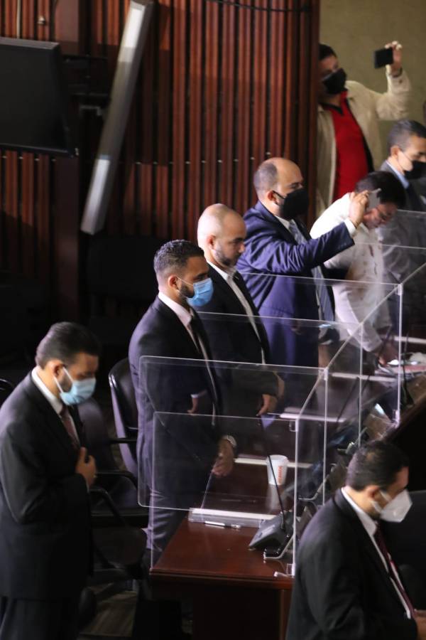 Continúa la incertidumbre: Honduras con dos presidentes en el Congreso Nacional y las imágenes de Jorge Cálix viajando en helicóptero que causan alboroto