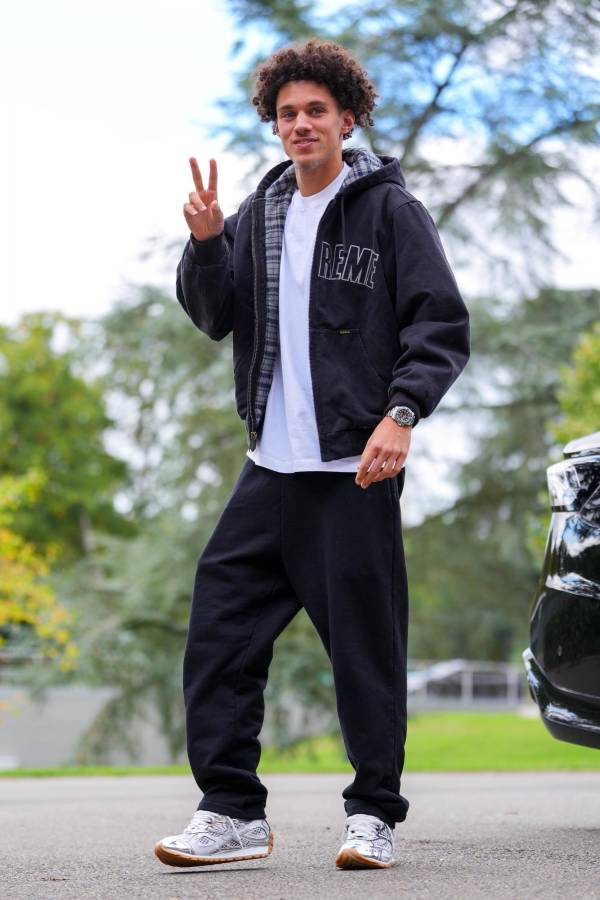 Camavinga superó a Koundé y agita las redes: así llegaron los jugadores de Francia y el look de Mbappé