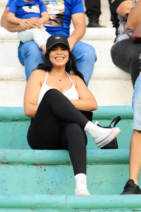 ¡Milagro Flores, de infarto! La Queso tiene a su jugador favorito en el juego de tiktokers entre Honduras y Brasil y ¿Quién es la hermosa de lentes?