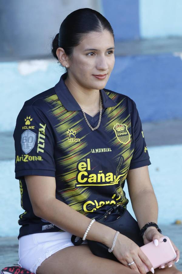 ¿Quién es la hermosa señorita de la Cruz Roja? mundialista y Batman se hacen presentes en el derbi Real España vs Marathón