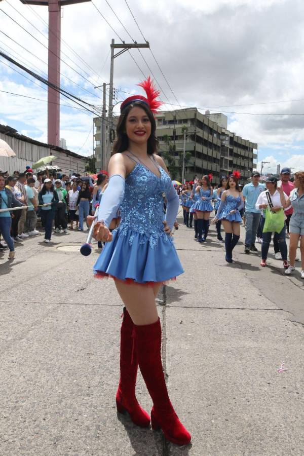 ¿Quién es la palillona de rojo? Hermosas deleitan en los desfiles del 15 de septiembre en Honduras