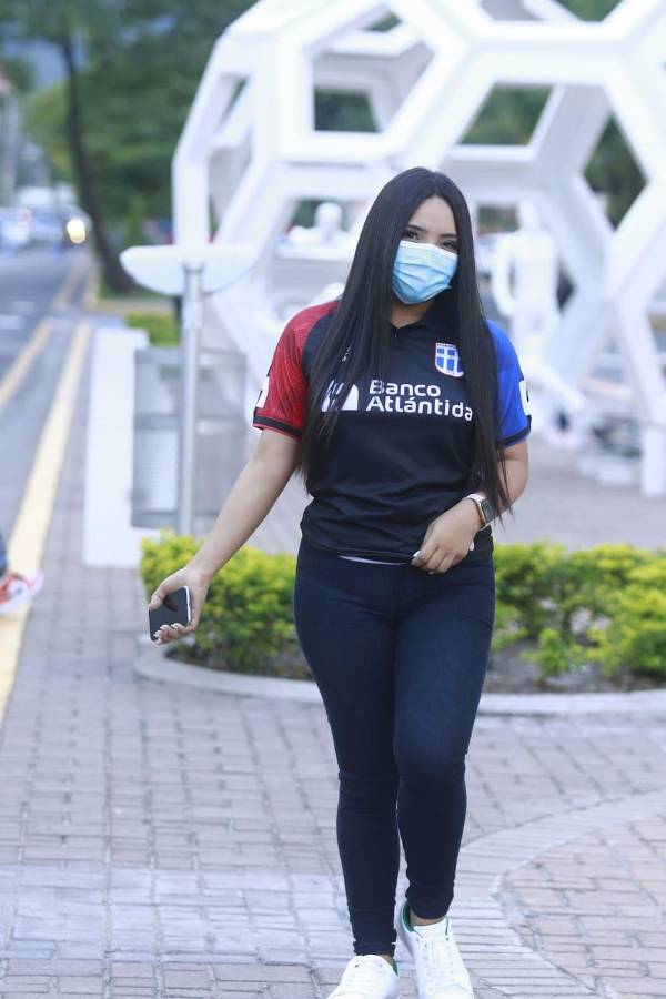 Tremendo show de entretiempo y duelo de bellezas: lo que dejó la final de Real España ante Olimpia en el Morazán