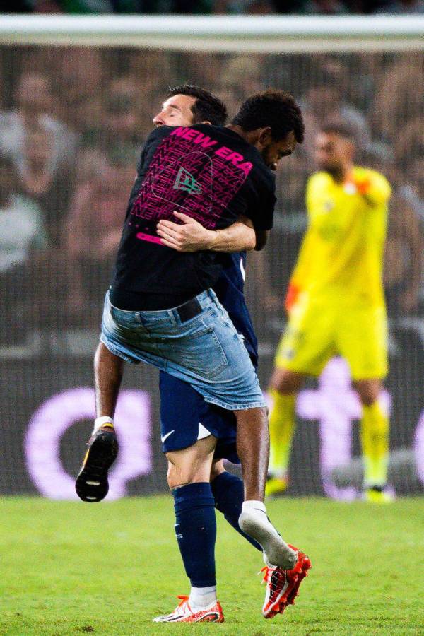 ¡Locura en Israel por Messi! Aficionado se salta al campo para abrazarlo y la reacción del argentino en el Maccabi Haifa-PSG
