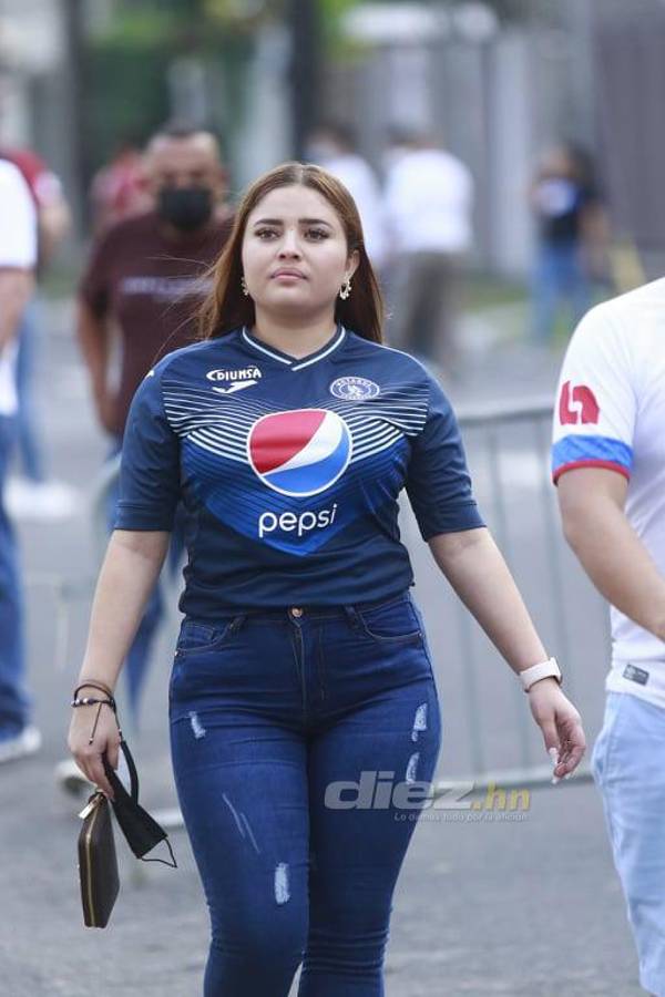 Lindas chicas y declaración de amor en el Morazán durante el clásico capitalino Olimpia-Motagua