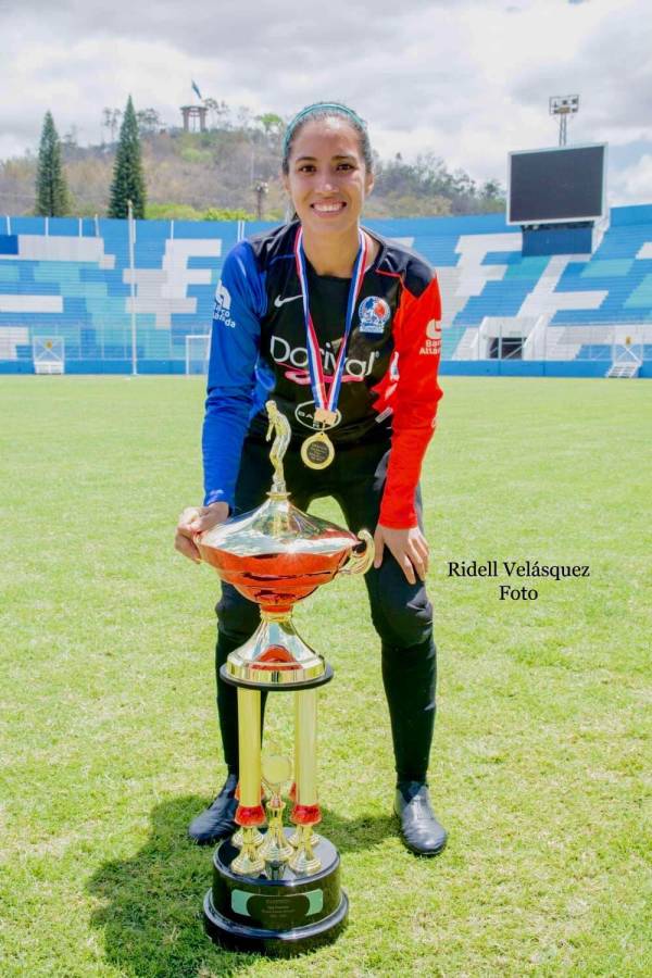 ¿Quién es? Futbolista hondureña se graduó de la UNAH y al día siguiente jugó con la Selección en otro país
