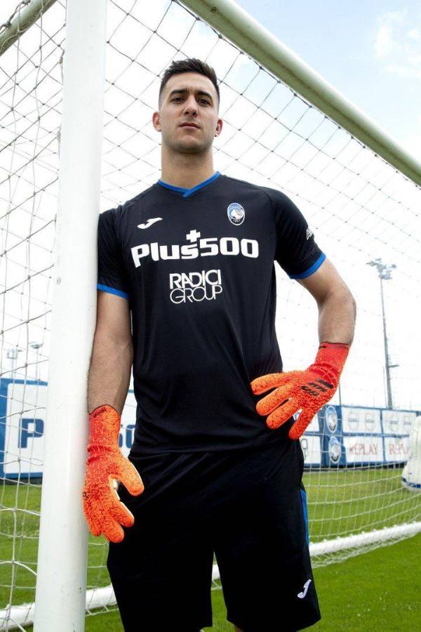 Insólito: portero argentino del Atalanta publica una foto íntima por error, su novia le responde y no tardaron las burlas