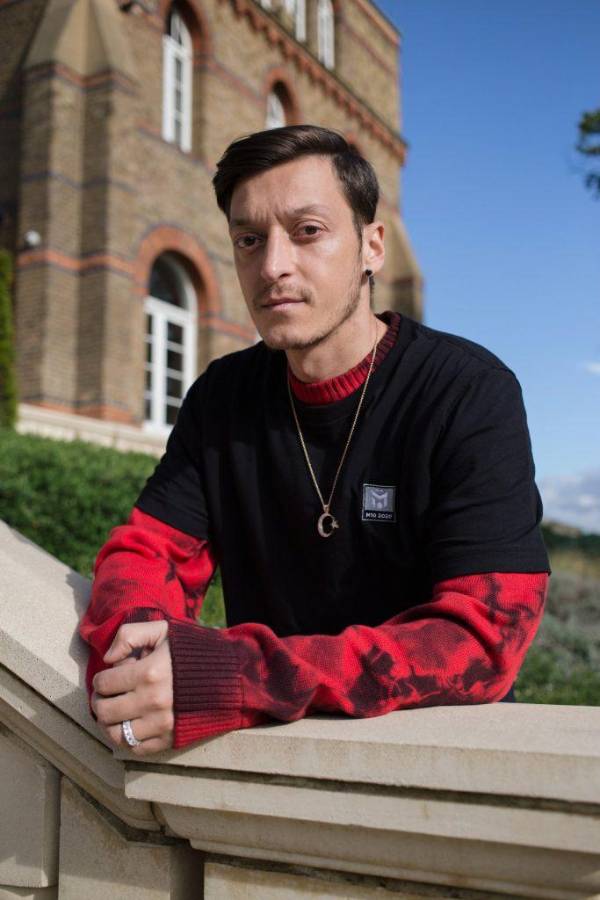 Dueño de equipo, sus propias botas y hasta clínicas: Así es el millonario imperio empresarial que tiene Mesut Ozil
