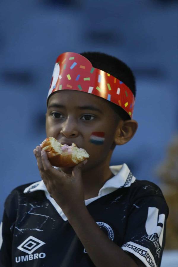 ¡Mis amores, las amo! Se soltaron las bellezas en el Morazán para el Olimpia-Génesis, ¿quién es la chica de rojo?