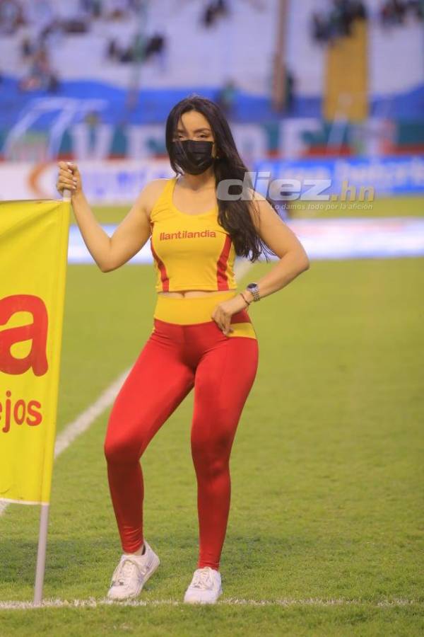 No se vio por TV: Lo que le lanzaron a Michaell Chirinos y se lo bebió, las bellezas en los estadios y la chica con la rosa