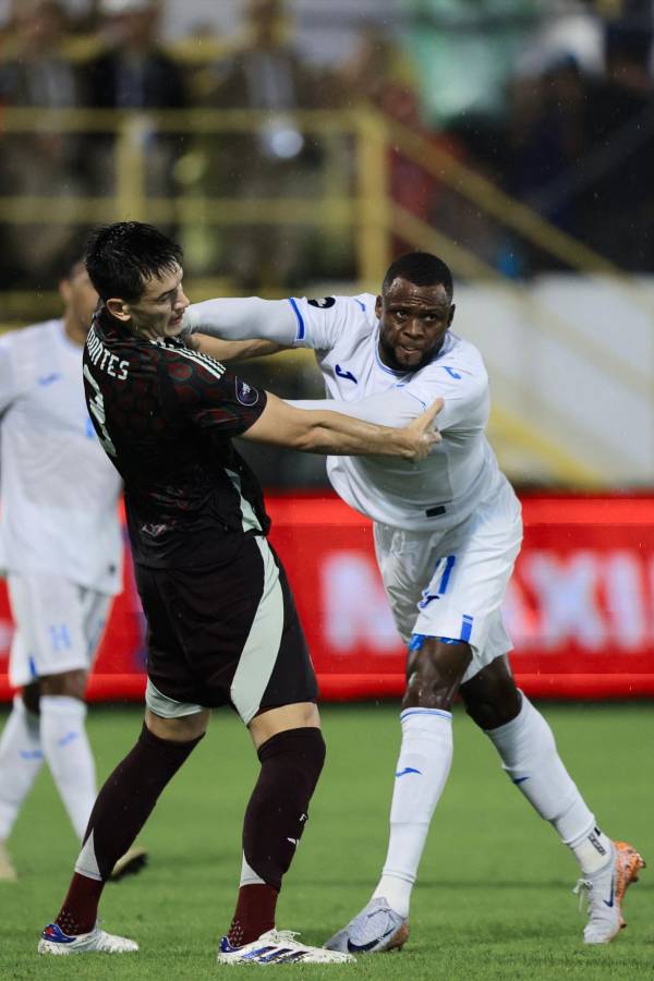 Yustin Arboleda tuvo debut destacado con Honduras frente a México, agarrón con dos jugadores y se le vio bien acompañado