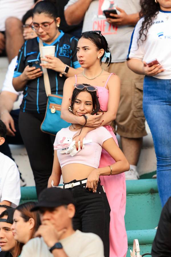 ¡Milagro Flores, de infarto! La Queso tiene a su jugador favorito en el juego de tiktokers entre Honduras y Brasil y ¿Quién es la hermosa de lentes?