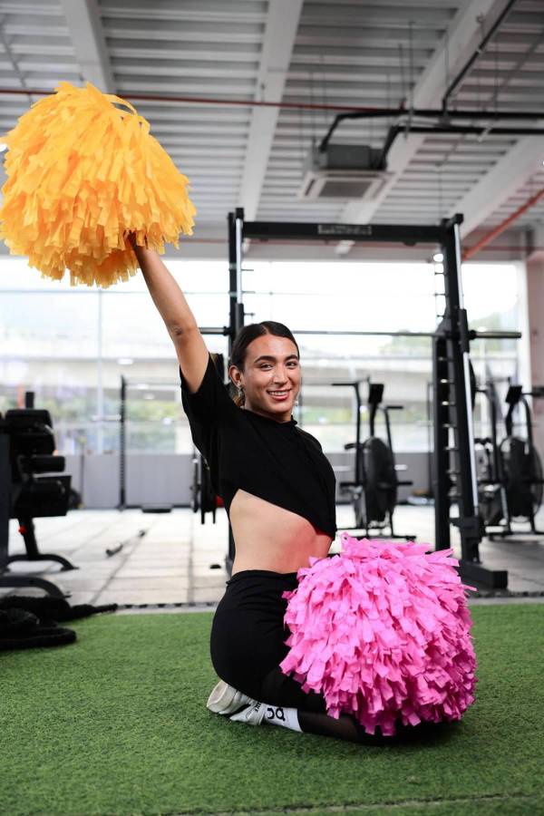 ¡Derroche de hermosura! Así se preparan las bellas pomponeras para el partido de tiktokers entre Honduras y El Salvador