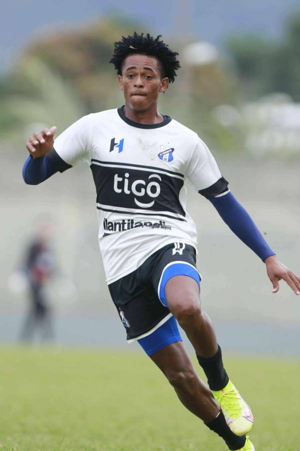 Sacaza es originario de Rio Esteban, Colón, fue convocado a la Selección Nacional de Honduras este año por el técnico colombiano Hernán Bolillo Gómez.