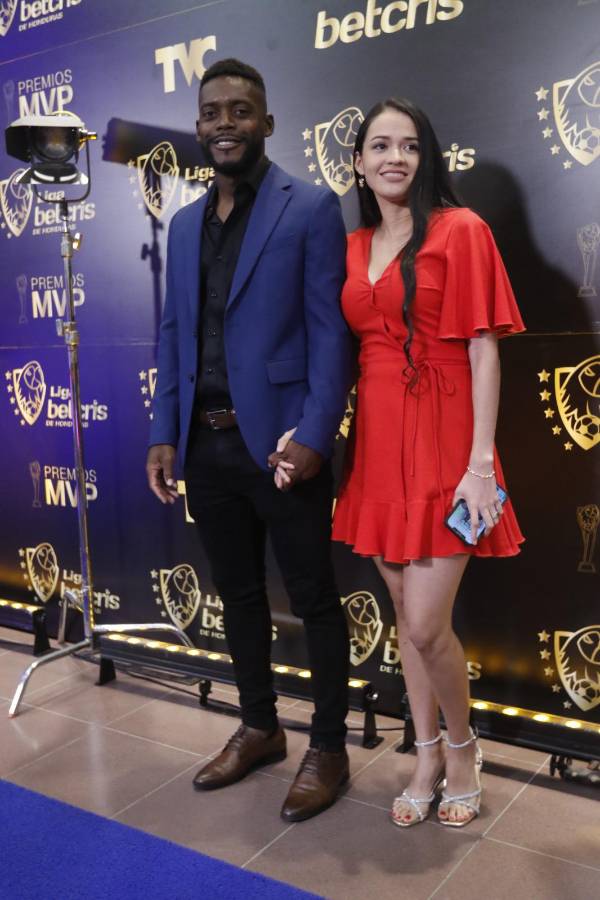 La gala de Liga Nacional en fotos: ¿Con quién llegó Troglio? la belleza en la pasarela azul y los jugadores de Olimpia dejan ver a sus parejas