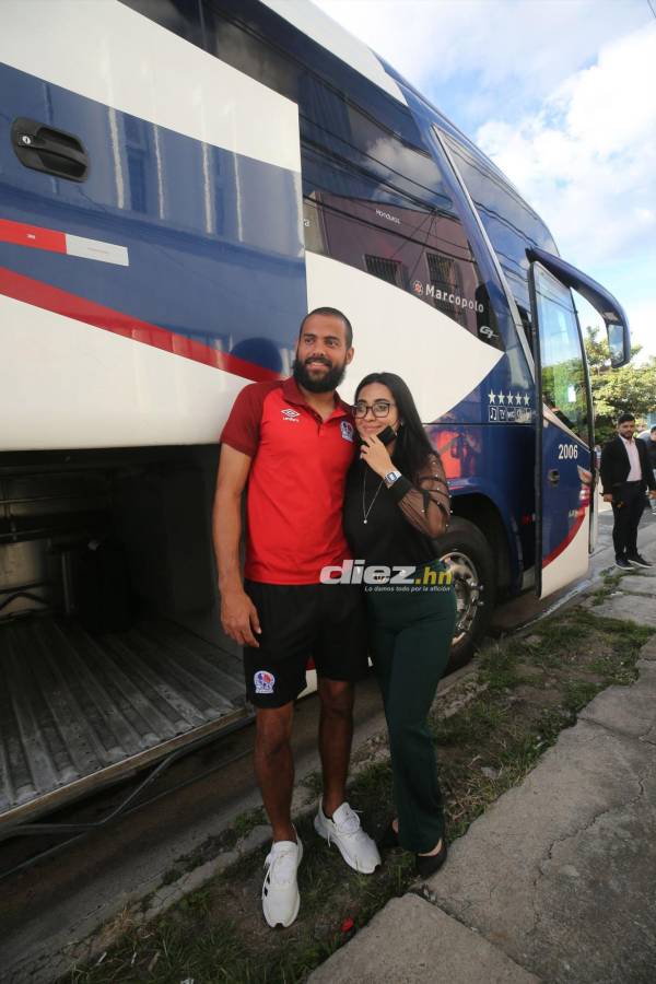 Tremendo beso a Boniek García y el look de Moya: Así fue la salida de Olimpia antes de enfrentar a Municipal ¿Quién es la rubia?