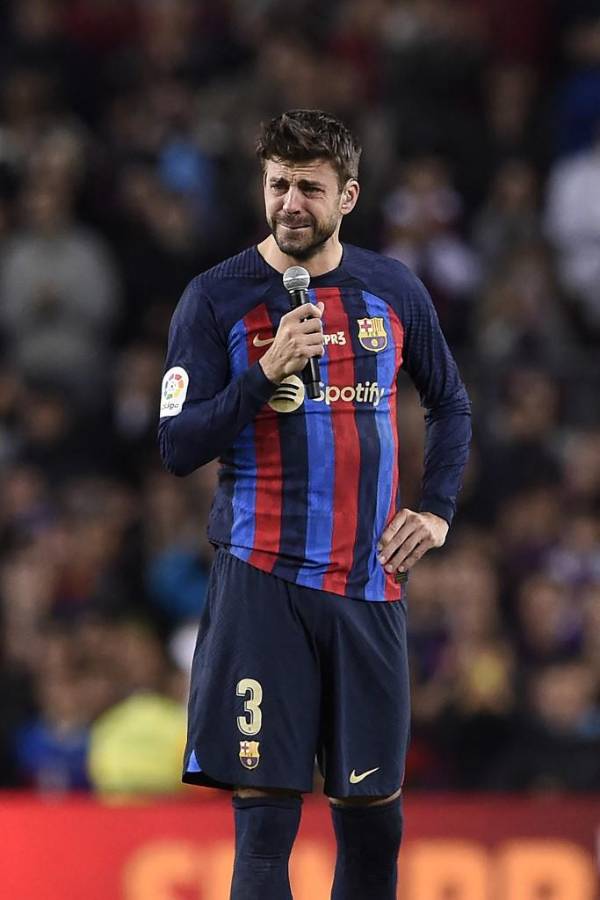 Con sus hijos, entre lágrimas y hasta le llevaron flores: la última noche de Piqué como jugador del Barcelona en el Camp Nou
