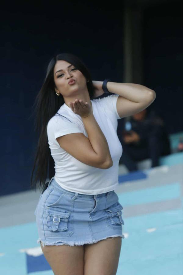 ¡Mis amores, las amo! Se soltaron las bellezas en el Morazán para el Olimpia-Génesis, ¿quién es la chica de rojo?