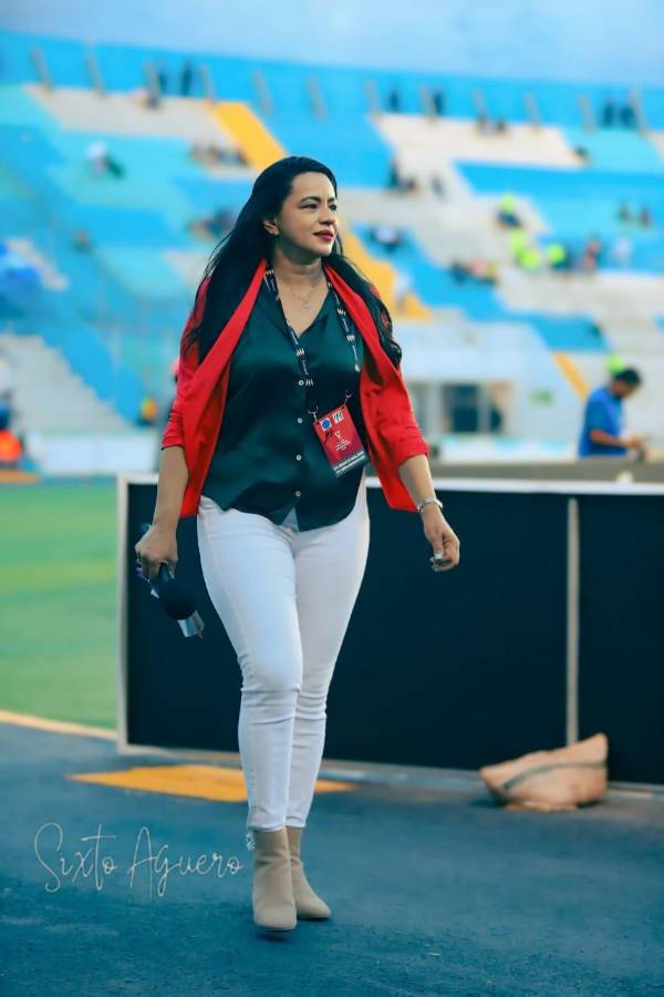 Las periodistas deportivas catrachas engalanan la previa del juego entre Honduras vs México en el estadio Morazán