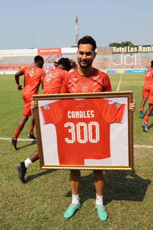 En la previa al partido, Marcelo Canales recibió un homenaje del club por sus 300 partidos en Liga Nacional.