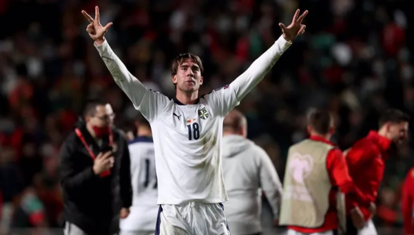 El gesto de Vlahovic con los tres dedos, por el que ha sido amenazado por los ultras del PSG.