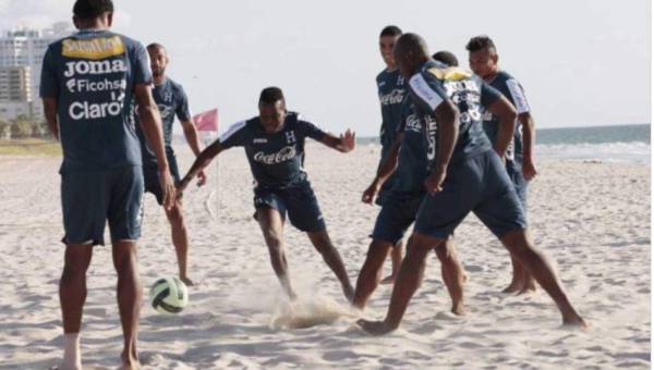 Selección de Honduras (fútbol 11) durante uno de sus entrenamientos en las playas de Miami. Foto archivo Grupo Opsa
