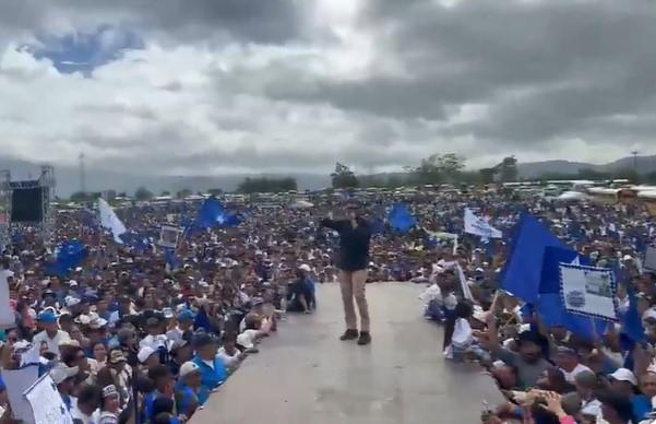 Locura por la vuelta de JOH a Honduras: el beso con su mujer y el caso que enfrentará