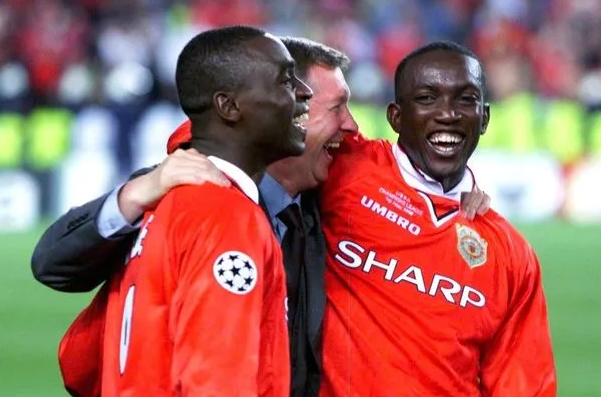 Dwight Yorke festejando con Alex Ferguson y Andy Cole tras ganar la Champions League.