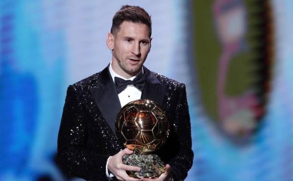 $!Messi con su séptimo Balón de Oro, premio que entrega France Football.