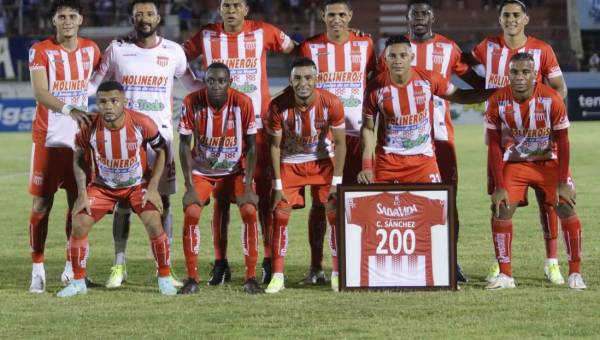 Plantilla del Vida en uno de sus juegos en la Liga Nacional de Honduras