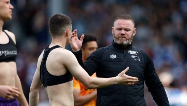 Wayne Rooney saludando a sus futbolistas del Derby County.