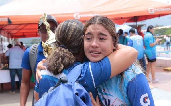 Entre lágrimas, así se despidió Michell Ramírez de sus compañeros en Honduras.