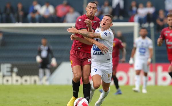 Devron García pelea la pelota contra un jugador del Sport Cartaginés.