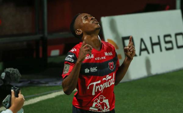 ¡Hondureño Bryan Félix anota su primer gol en Costa Rica y le da el triunfo al Alajuelense contra San Carlos!