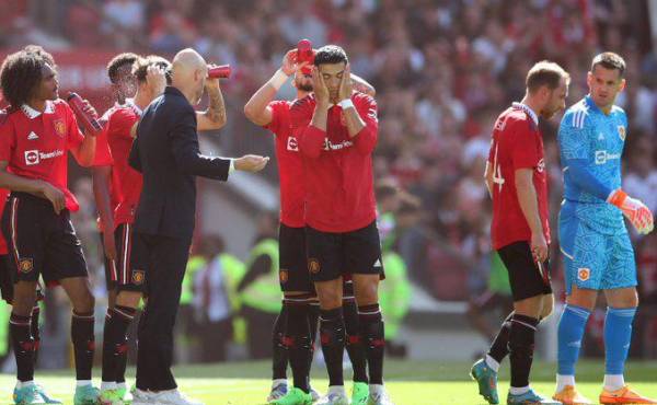 El entrenador del Manchester United y el delantero portugués discutieron la forma de presionar del equipo durante el partido frente al Rayo Vallecano.