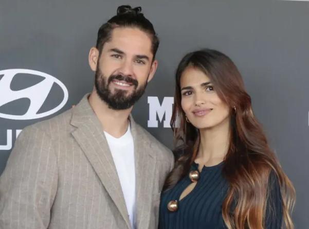La esposa de Isco fulmina al Chicharito Hernández por su opinión sobre las mujeres: La FIFA debe penarlo