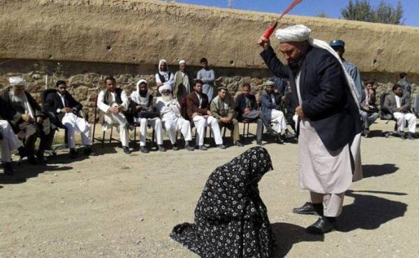 $!El endurecimiento del régimen talibán: Prohíben a las mujeres viajar sin un acompañante