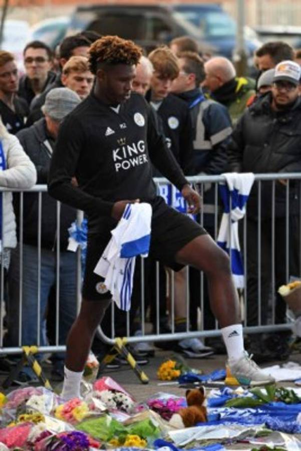Jugadores del Leicester le rindieron tributo a su presidente en el King Power Stadium