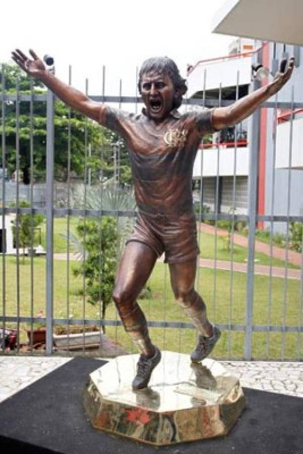 ¿Cuál se parece más? Las estatuas en honor a futbolistas históricos