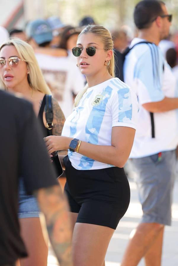 ¡Un espectáculo! La deslumbrante pasarela en el Argentina-Honduras: derroche de belleza en el Hard Rock de Miami