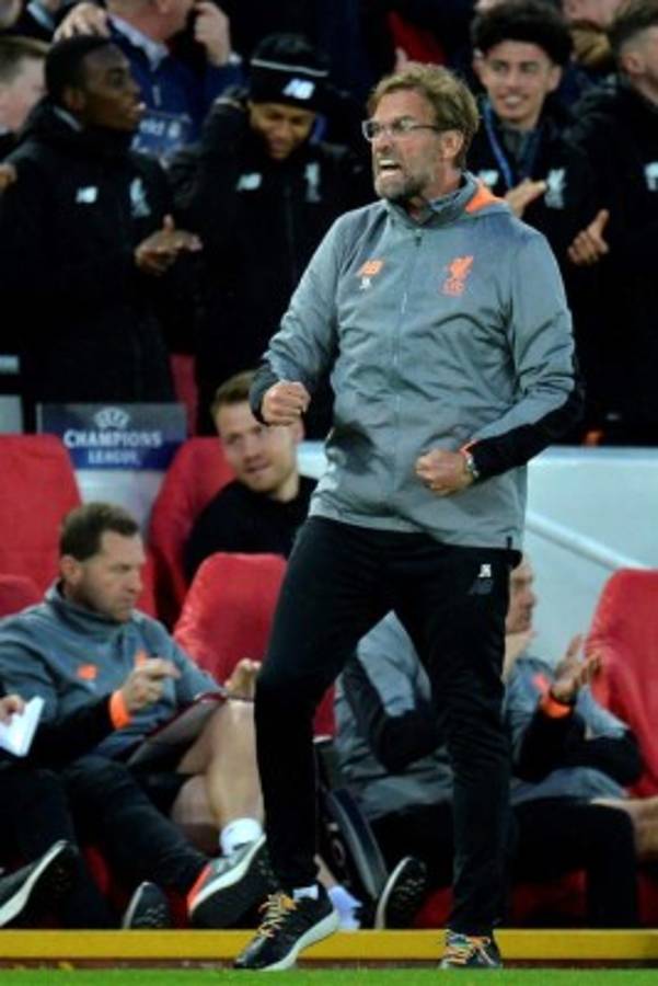 No se vio en TV: La fiesta roja sobre las camionetas de la policía y las caras 'largas' de la Roma