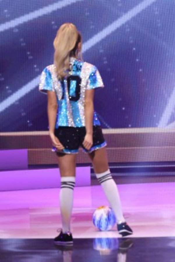 Miss Universo: La hermosa representante de Argentina rindió homenaje a Maradona con su traje