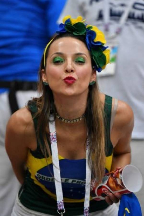 Garotas ponen belleza en el Mundial de Rusia en juego de Brasil-Bélgica