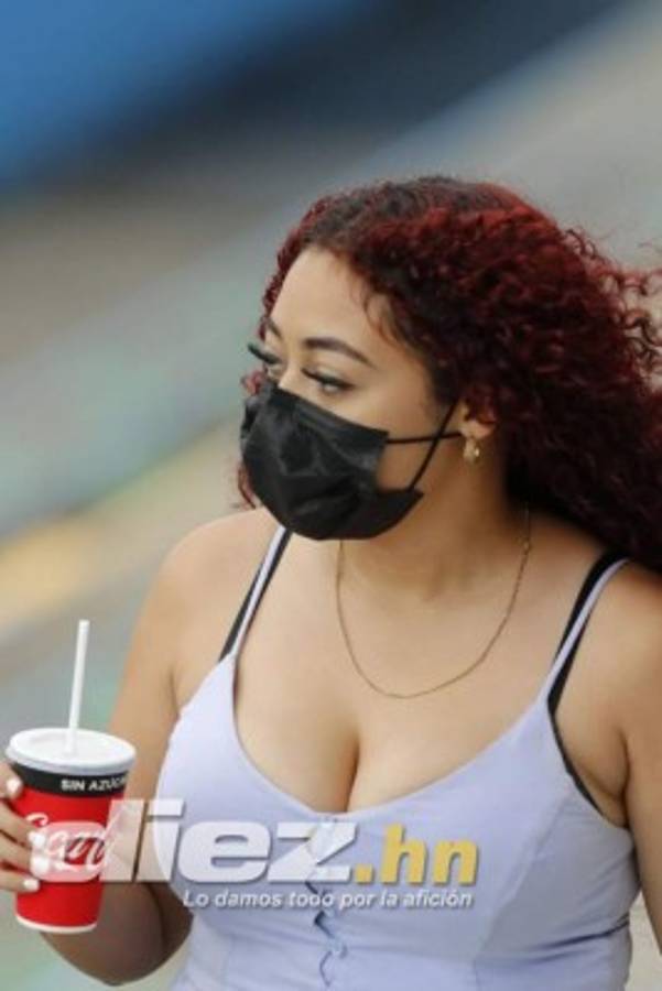 ¿Quién es la rubia? Las hermosas catrachas que adornan el Honduras vs. Costa Rica en el Olímpico