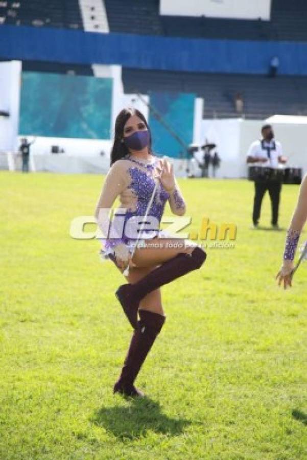 Fotos del día: Derroche de belleza con palillonas, la guacamaya gigante y todo el ambiente en el estadio Nacional