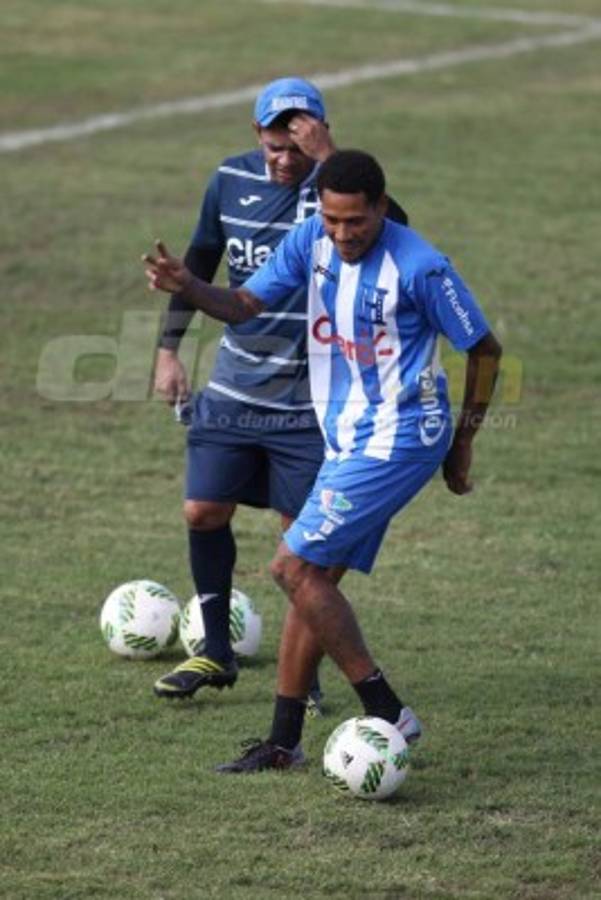 CURIOSAS: El abrazo de Carlo Costly y los que están atrás de Donis Escober
